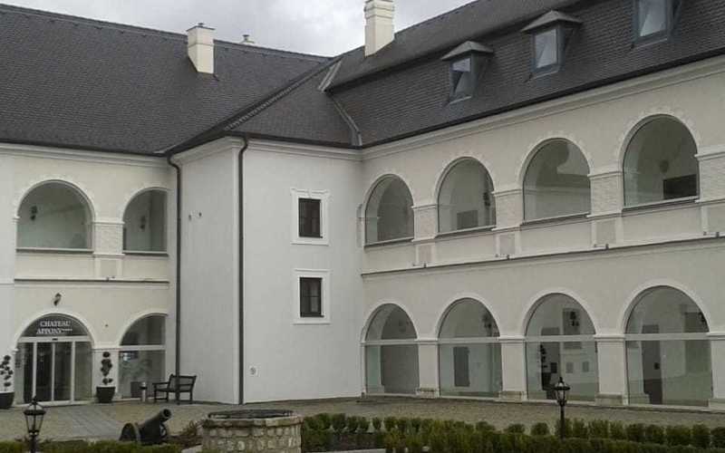 Slovensko - Kaštieľ Oponice + Nitra - mesto + hrad 22,- €