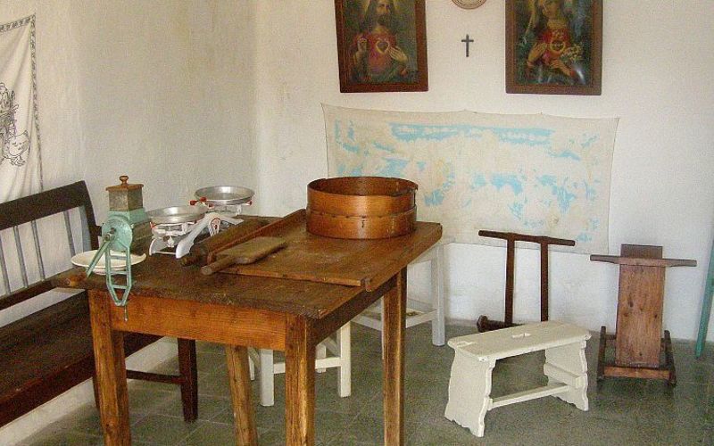 Slovensko - Brhlovce - skalné obydlie + Levice - hrad + mesto 22,- €