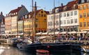 Nyhavn, postavený švédskymi vojnovými zajatcami v 17. storočí. Býval tu aj rozprávkar H. Ch. Andersen.